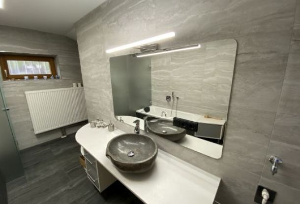 Badezimmerspiegel mit Beleuchtung